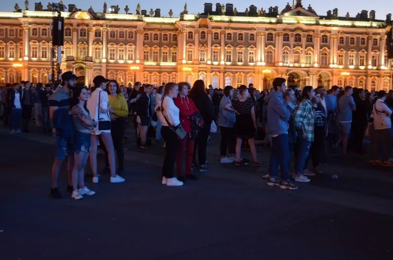В Петербурге пройдёт масштабный праздник для выпускников, власти утвердили 300 приоритетных образовательных программ, а Смоленск организует День молодёжи с концертами и интерактивными площадками.