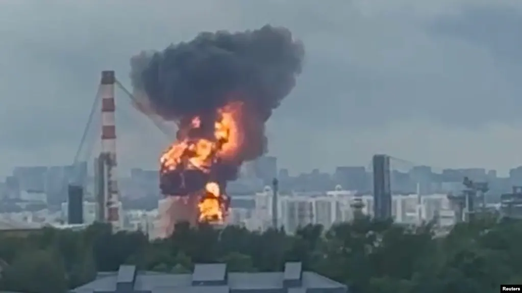 Два масштабных удара беспилотников вывели московский НПЗ в Капотне из строя: повреждены установки и резервуары, ремонт займет не менее полугода. Это усугубляет дефицит топлива и вынуждает власти обсуждать ограничение экспорта и наращивание импорта.