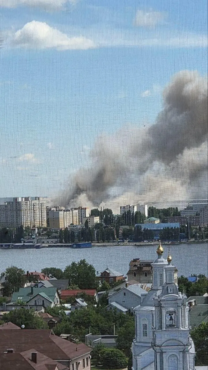 По неподтверждённым сообщениям, мог быть поражён Воронежский завод полупроводниковых приборов — жители слышали взрывы и публиковали кадры с дымом. Официальных комментариев пока нет. В ряде областей введён режим ракетной опасности.