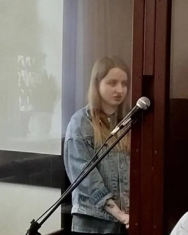 Девушка выступала курьером в телефонной афере: потерпевшими стали пенсионеры из Архангельской и Ульяновской областей. Суд обязал вернуть похищенные средства.