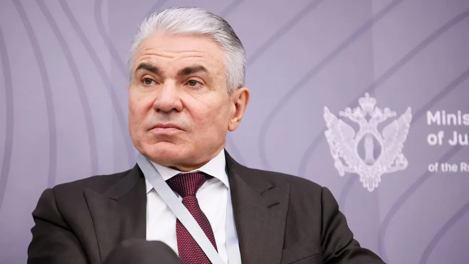 Заместитель министра юстиции заявил, что крупные российские разработчики ИИ должны внедрить механизмы, предотвращающие угрозы суверенитету страны, и предложил закрепить ответственность владельцев нейросетей — вплоть до финансовой, административной и уголовной.
