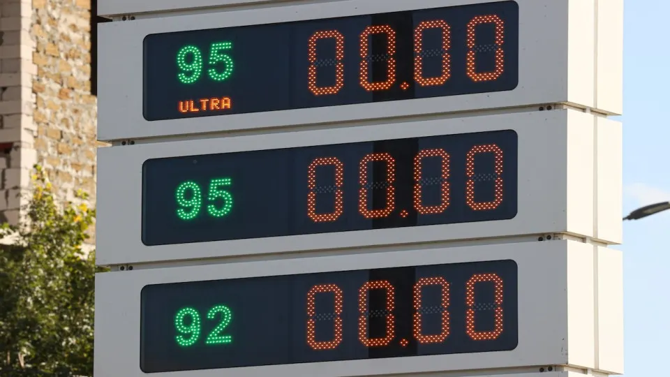 За неделю с 16 по 22 июня автобензин в среднем подорожал на 3%. Снижение производства после ударов по НПЗ привело к дефициту, власти рассматривают импорт и выпуск топлива пониженного качества.