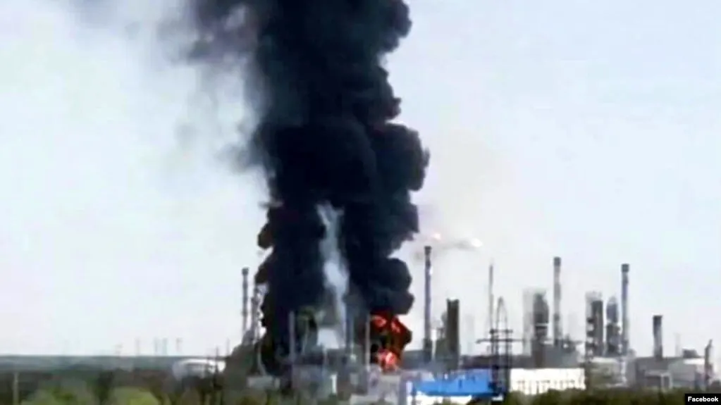 На одном из крупнейших независимых нефтеперерабатывающих заводов в Тюмени остановили переработку после атаки беспилотника: загорелись установки гидроочистки и производства бензина, сроки восстановления работы пока неизвестны.