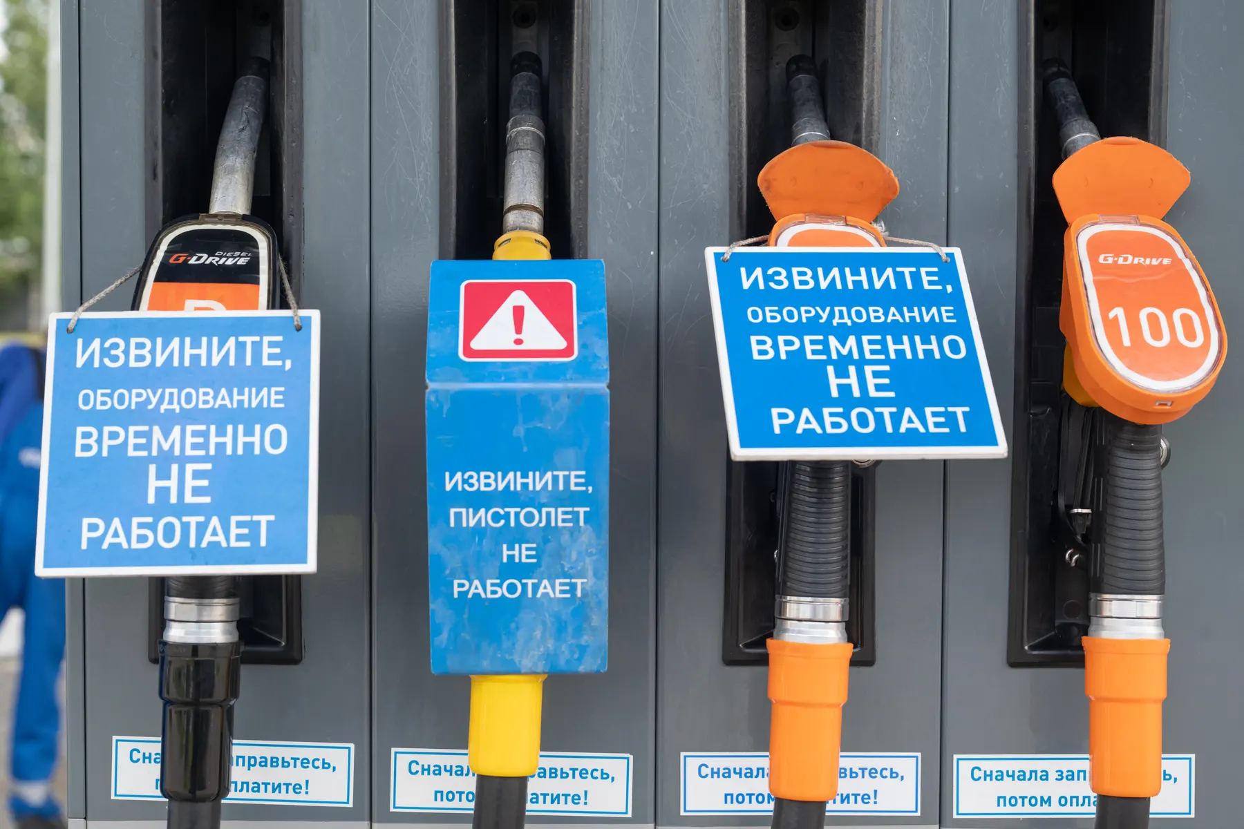 ФАС проводит проверки в нескольких регионах и выявляет признаки картельного сговора на оптовом рынке бензина. Действия ведомства активизировались на фоне дефицита и резкого роста цен после ударов по НПЗ.