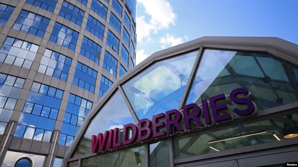 Ночью беспилотники атаковали логистические центры Wildberries в Пензенской области и Удмуртии: есть пострадавший, эвакуированы сотрудники. Также фиксируются возгорания в Тамани; Минобороны сообщает о сотнях сбитых дронов.