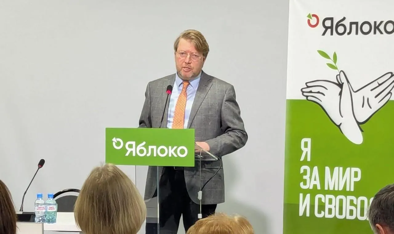 Верховный суд оставил в силе постановление о штрафе председателю «Яблока» Николаю Рыбакову за публикацию с изображением, которое власти сочли «экстремистским». Партия намерена обжаловать решение.