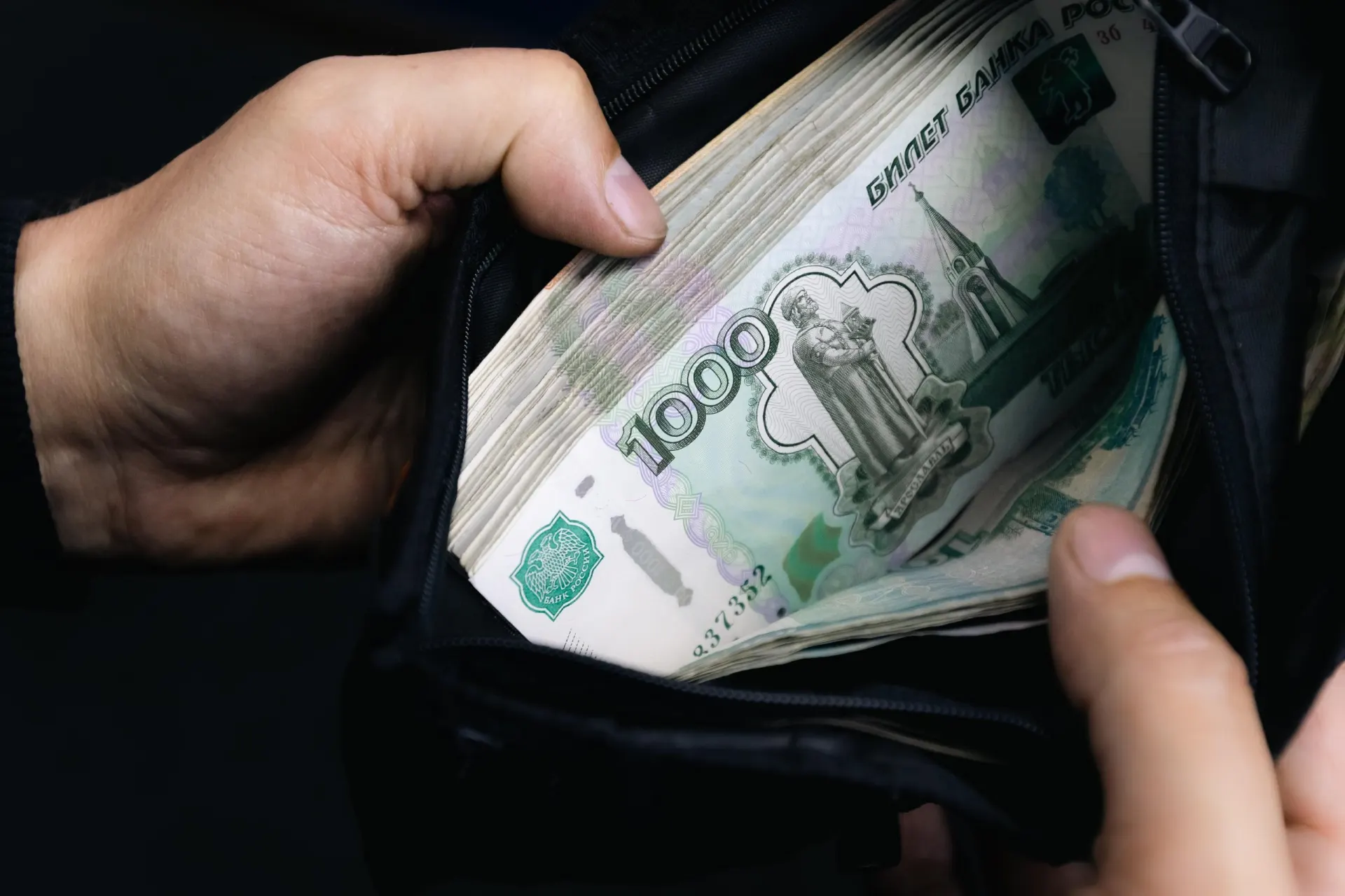 Замедление инфляции не всегда ведёт к снижению потребительских цен. Представитель Центробанка Алексей Заботкин объяснил, почему это происходит, и предупредил об опасности дефляции.