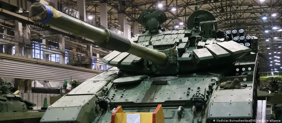 Аналитики прогнозируют риск банковского кризиса в России: давление властей на банки, рост просрочек и сокращение доходов от нефти и газа создают уязвимость, которую могут спровоцировать новые западные санкции.