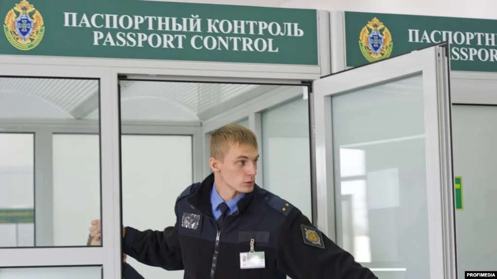 Депутаты предлагают увеличить число статей КоАП, влекущих выдворение из России, до 45 — в список планируют включить неповиновение пограничнику, дискриминацию, дискредитацию ВС и другие правонарушения; поправки уже прошли первое чтение.