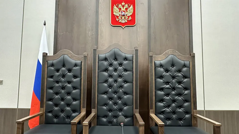 Правительственная комиссия одобрила законопроект Верховного суда о смягчении требований к образованию сотрудников аппаратов судов — от секретарей заседаний до консультантов и ведущих специалистов. Авторы инициативы рассчитывают снизить дефицит кадров, критики предупреждают о рисках для качества работы.