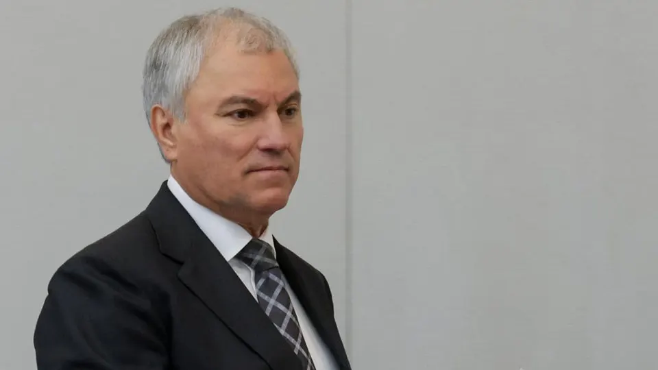 Спикер Госдумы предложил в приоритетном порядке развивать городской электротранспорт, а глава транспортного комитета призвал автомобилистов терпеливо относиться к очередям на АЗС на фоне масштабного дефицита топлива.