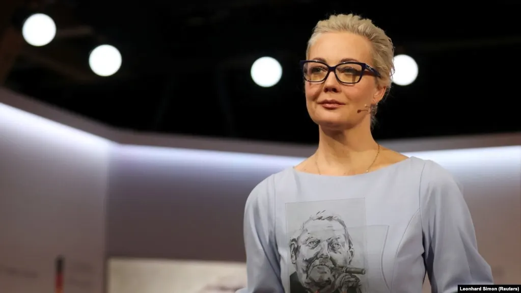 Генеральная прокуратура объявила запрет на деятельность фонда HRF в России и обвинила его в распространении дискредитирующей информации; комментариев со стороны Навальной и самого фонда пока нет.