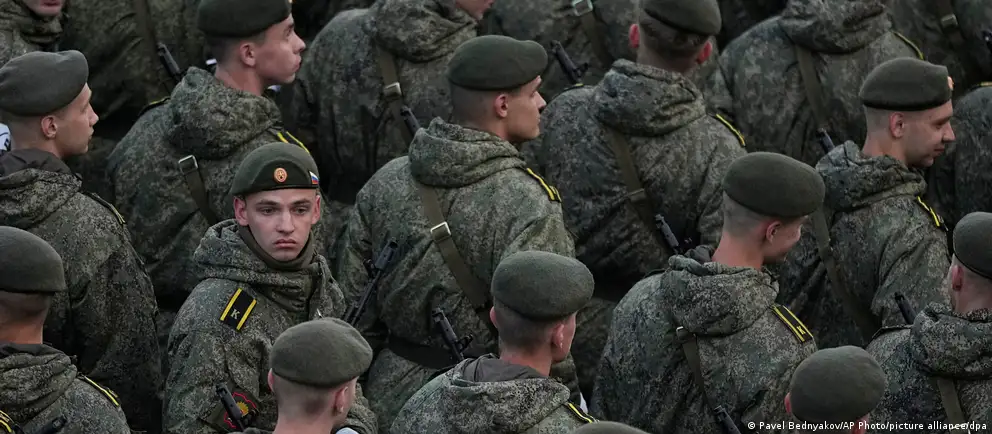 Власти поручили регионам увеличить набор контрактников до конца 2026 года, региональная активность растет на фоне давления на чиновников и призывной практики.