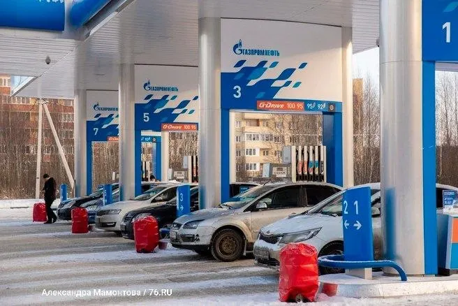Крупная нефтяная компания сняла лимиты на продажу топлива: теперь можно заправляться в любом объёме, а оплату после заправки можно оформить для автолюбителей во множестве регионов, включая Москву и область.