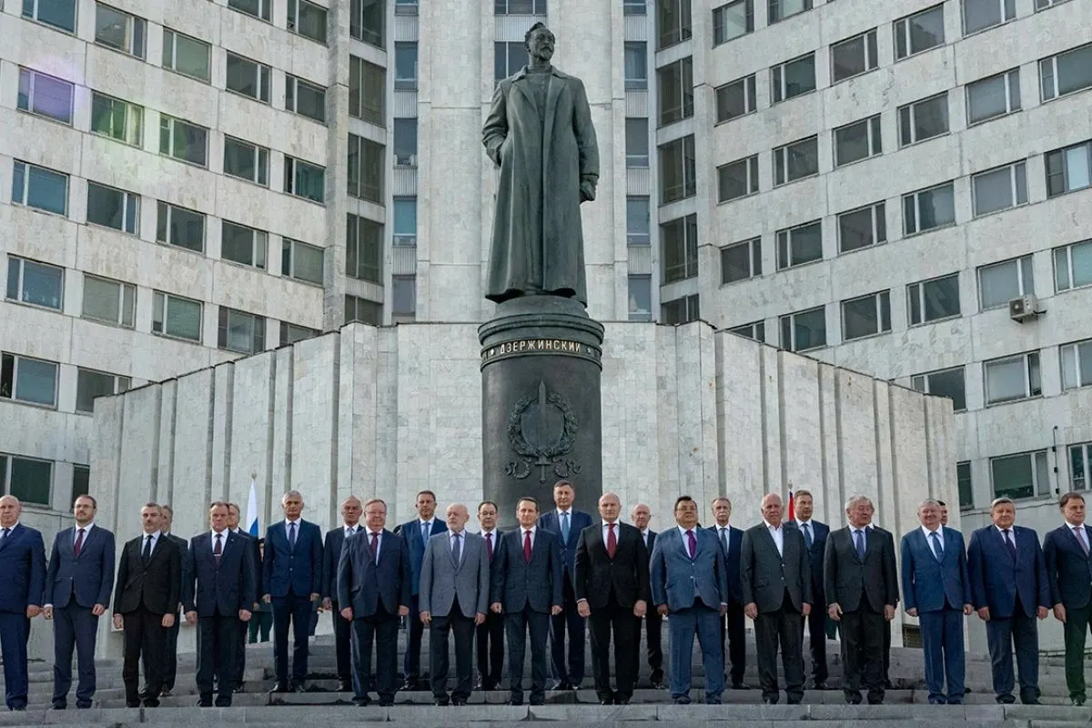 После официальной публикации указа академии внешней разведки вновь присвоено имя Феликса Дзержинского, что в документе объясняется его «выдающимся вкладом» в обеспечение государственной безопасности.
