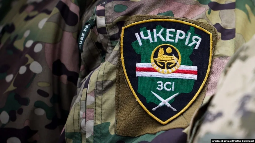 Росфинмониторинг внёс «Чеченскую Республику Ичкерию» и её зарубежные подразделения в список террористических и экстремистских организаций после решения суда в Грозном, признавшего ЧРИ «террористической» структурой. Российские спецслужбы связывают объединение с участием в боевых действиях на стороне Украины и диверсиями в приграничных регионах, а его лидера Ахмеда Закаева ранее объявили в розыск и обвинили по ряду статей о терроризме.