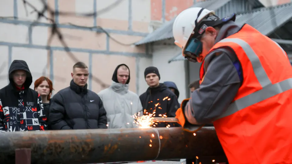 Число свободных рабочих рук уменьшилось с 7 млн в 2021 году до 4,4 млн к концу 2025 года. Аналитики связывают это с демографией, ростом занятости и увеличением спроса на работников со стороны оборонных предприятий.