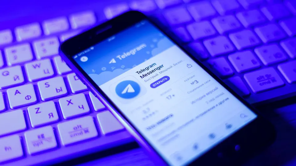 До 70% российских компаний продолжают использовать Telegram, WhatsApp и другие зарубежные мессенджеры для работы, а интерес к корпоративным решениям растет после введенных ограничений.