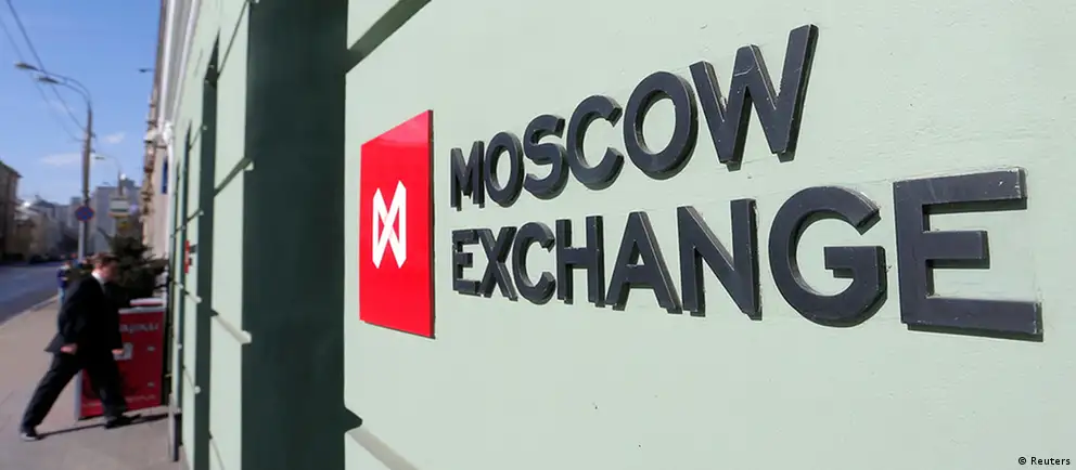 Басманный суд Москвы ввёл запрет отдельных действий для двух обвиняемых по делу о манипулировании котировками на Московской бирже; следствие оценивает извлечённый доход более чем в 28 млн рублей.