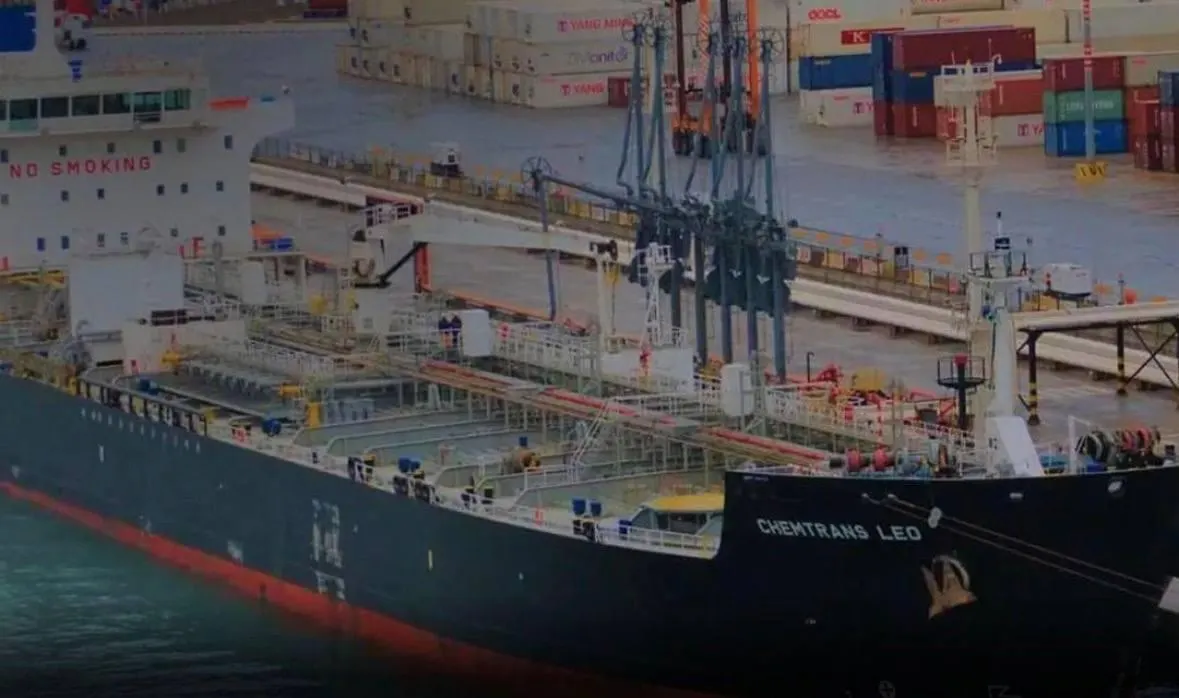 Двумя морскими дронами-камикадзе поражён танкер MARQUISE, который находился в дрейфе примерно в 210 км к юго‑востоку от Туапсе. Судно, внесённое в перечни санкций, получило повреждения в кормовой части и машинном отделении.