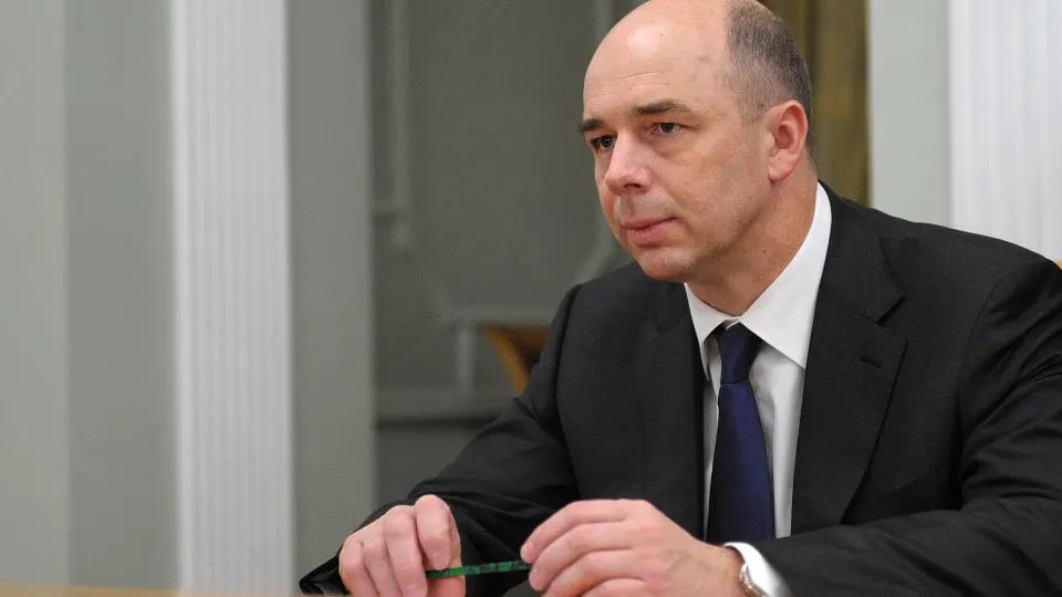 Антон Силуанов заявил, что искусственный интеллект применяется как подсказчик при формировании бюджета и в работе налоговых и таможенных служб. При этом окончательные решения принимают люди. Всё это происходит на фоне рекордного дефицита консолидированного бюджета — 8,291 трлн рублей в 2025 году.