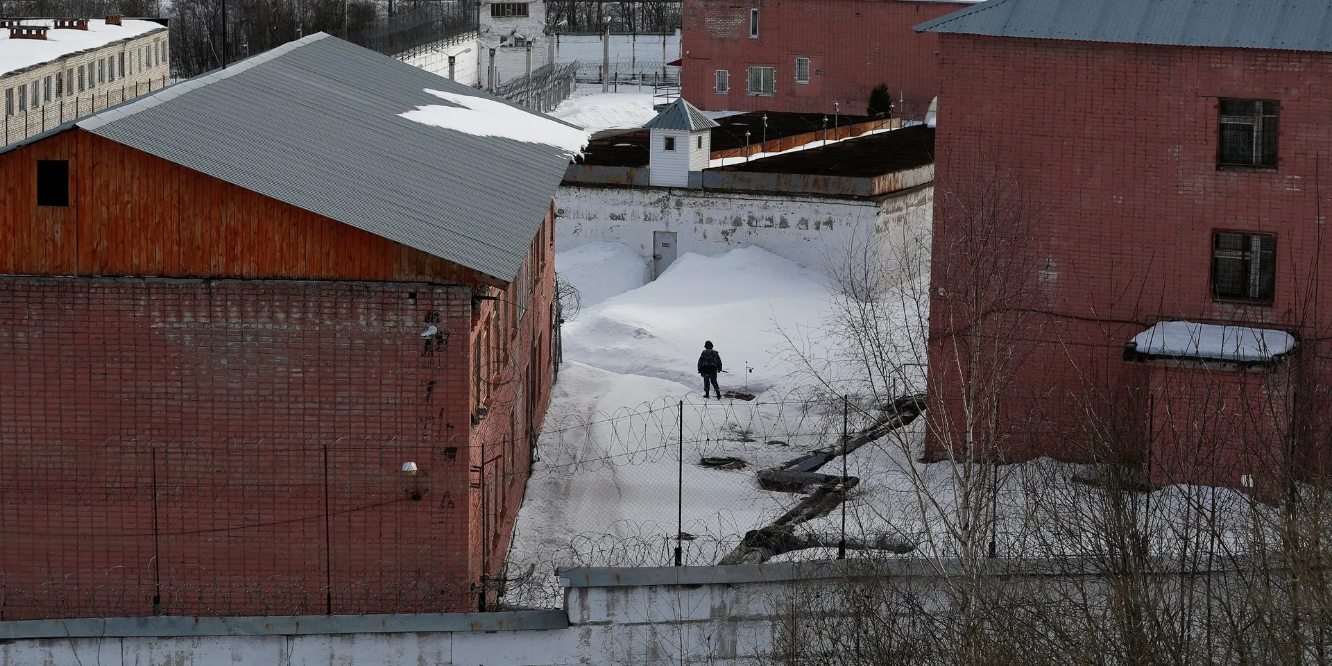 За четыре года полномасштабной войны число людей в следственных изоляторах в России упало более чем на четверть; одной из причин называют уход обвиняемых на военную службу по контракту до суда.