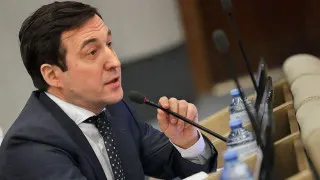Первый зампред комитета Госдумы по контролю предложил при отключениях связи сохранять мобильный интернет для владельцев номеров, подтверждённых через «Госуслуги», а также создать реестр доверенных хостинг-провайдеров и список «белых» VPN-протоколов.