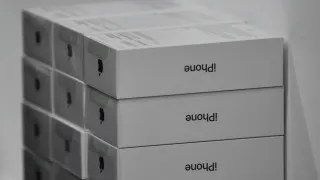 Крупные российские ритейлеры накопили избыточные запасы дорогих смартфонов Apple и Samsung. Из‑за охлаждения спроса и слабой покупательной способности им приходится заметно снижать цены и распродавать устройства со скидками.