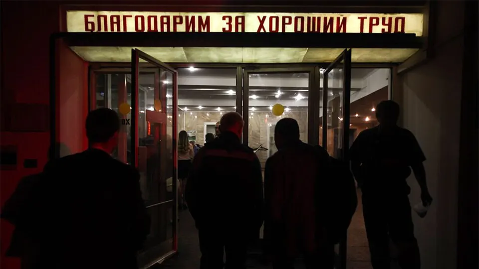 Число работников бюджетного сектора, рекомендованных к увольнению, превысило 105 тысяч человек. Больше всего сокращений ожидается в ряде регионов и столице на фоне дефицита федерального и региональных бюджетов и курса на «повышение производительности труда».