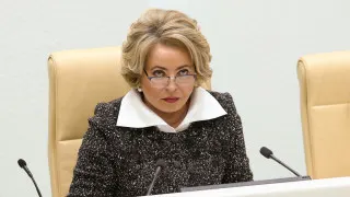 Глава Совета Федерации Валентина Матвиенко на муниципальном форуме призвала россиян переселяться из крупных городов в просторные дома по всей стране, создавать многодетные семьи и высаживать цветы во дворах, назвав обезлюдивание территорий стратегической угрозой для России на фоне рекордного падения рождаемости.