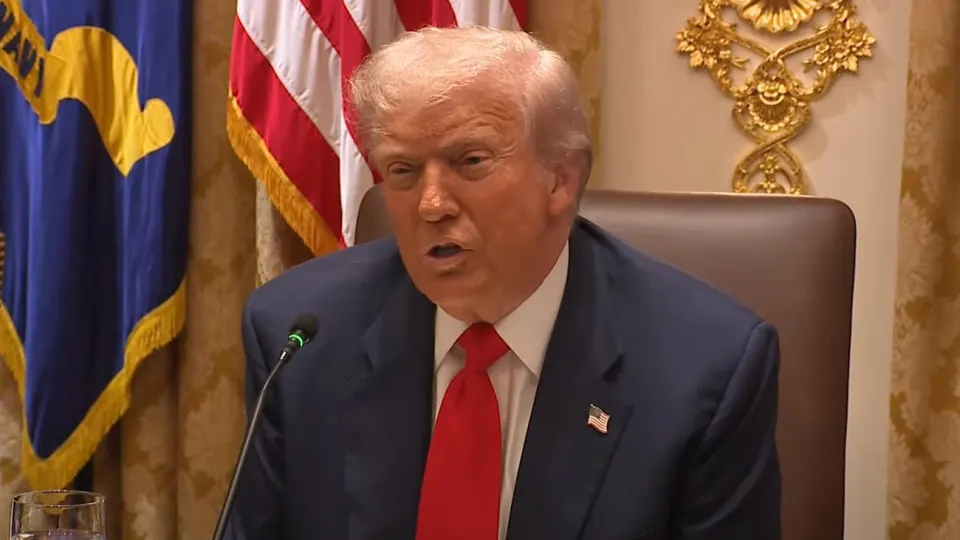 Президент США заявил, что Тегеран просит разблокировать Ормузский пролив на фоне застопорившихся переговоров о мире и ядерной программе; дипломатические контакты ведутся через Пакистан и Оман, а иранский переговорщик побывал в Санкт-Петербурге.