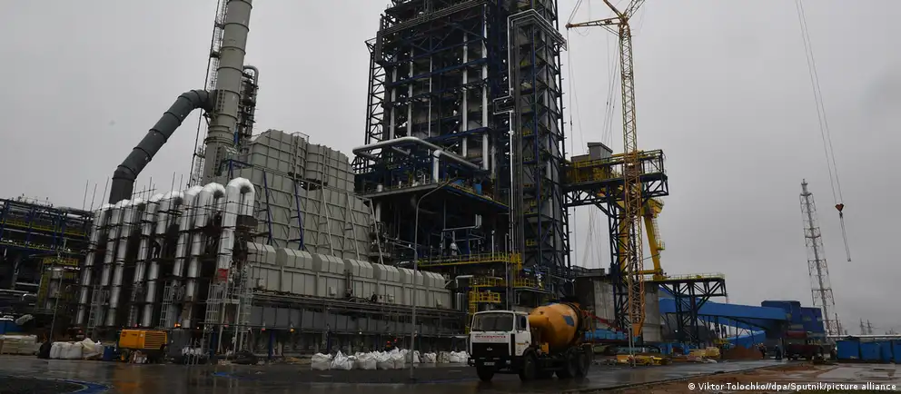 Беларусь получает недорогую нефть из России, перерабатывает и экспортирует её, но закрытие Ормузского пролива, удары по российским портам и сокращение транзита по «Дружбе» ограничивают прибыль и создают новые логистические риски.