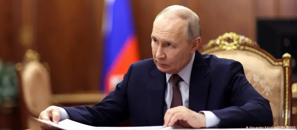 Президент России подписал закон, который освобождает власти от контроля за сделками чиновников и членов их семей, совершёнными до назначения на госдолжность и до заключения брака, а также меняет порядок декларирования доходов.