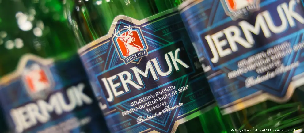 Россия временно приостановила ввоз и продажу армянской минеральной воды «Джермук». В Армении решение воспринимают как политическое давление, тогда как российские контролирующие органы ссылаются на выявленные нарушения и риски для здоровья.