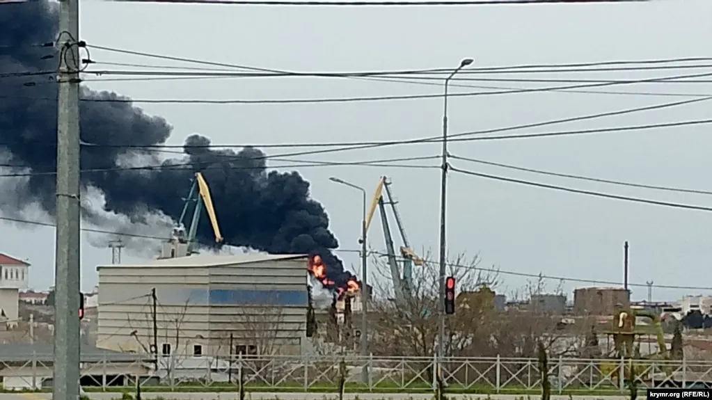 В ночь на 22 апреля украинские беспилотники атаковали порт в Севастополе и пункты управления дронами в Курской и Харьковской областях, обе стороны сообщают о работе ПВО и повреждениях.