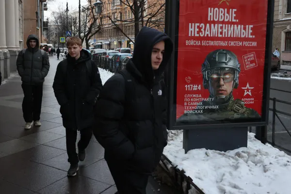 Источники, близкие к операторам и «Ростелекому», сообщают о планируемых ограничениях мобильной связи в столице 5, 7 и 9 мая — возможны блокировки сетей, SMS и работа «белых списков». Ограничения коснутся территории до МКАД. Ранее в марте в Москве уже были масштабные перебои с мобильным интернетом.