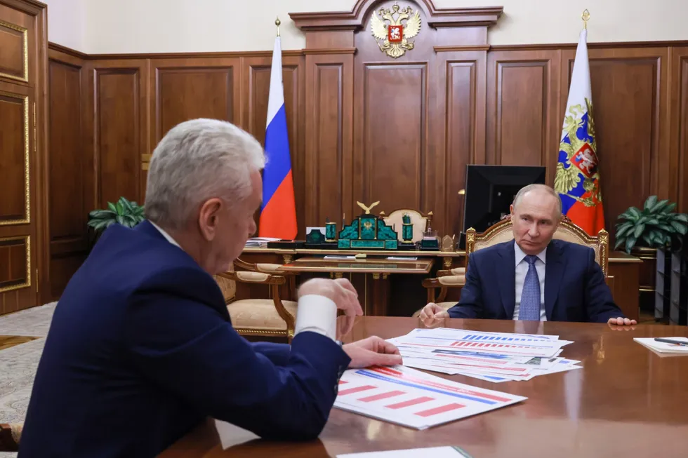 В столице на думских выборах 2026 года в четырех одномандатных округах могут выдвинуться военные, участвовавшие в боевых действиях в Украине. Ранее городские власти избегали продвигать таких кандидатов в Мосгордуму, но теперь готовы поддержать их на федеральном уровне, учитывая интерес Кремля и позицию президента.