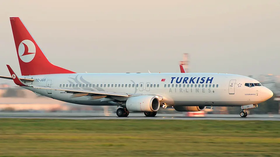 Резкое сокращение перелётов Turkish Airlines может привести к дефициту авиабилетов из России в Турцию, ухудшению условий перелётов и подорожанию туров.