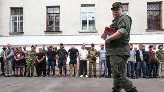 Минобороны подготовило поправки, которые позволят проверять военнослужащих на алкоголь прямо в частях с помощью экспресс-тестов вместо обязательной доставки в медучреждение.
