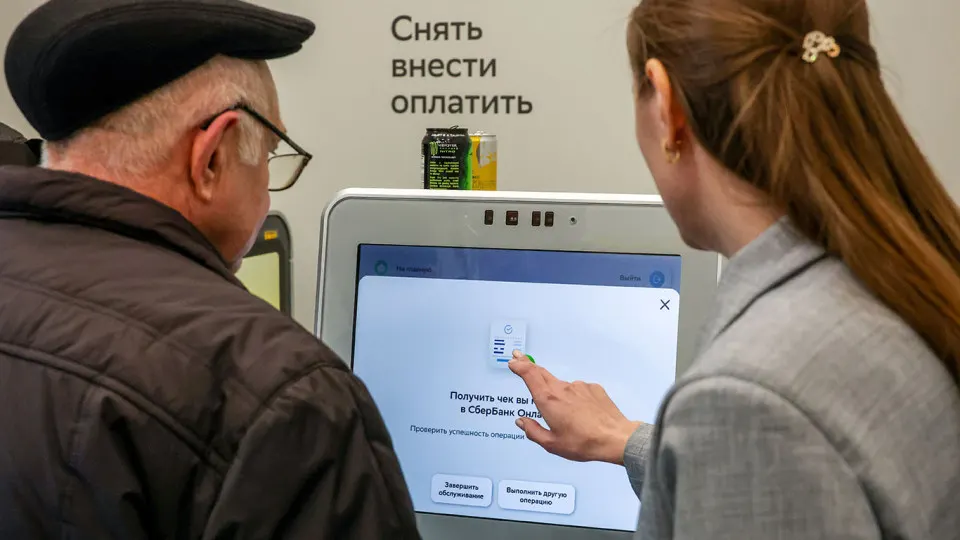 В 2025 году совокупная численность сотрудников ведущих банков снизилась на 4% — до 557 тыс. человек. Сокращения затронули в основном государственные банки, а также профильные отделы и офисную сеть.