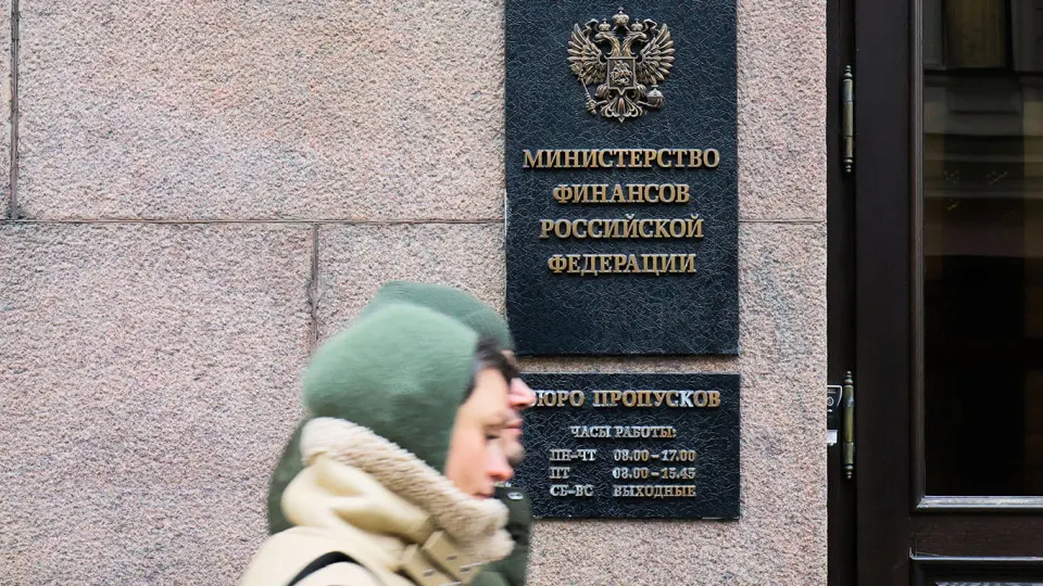 С мая Минфин снова начнет покупки валюты и золота в рамках бюджетного правила, чтобы пополнить ФНБ и сгладить влияние дорогой нефти на рубль и федеральный бюджет.