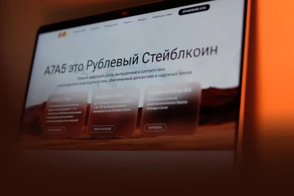 По данным утечек финансовых документов и источников, платёжная платформа A7, созданная в 2024 году, обслуживала компании, попавшие под санкции, и получала финансирование от структур, связанных с известными российскими предпринимателями.