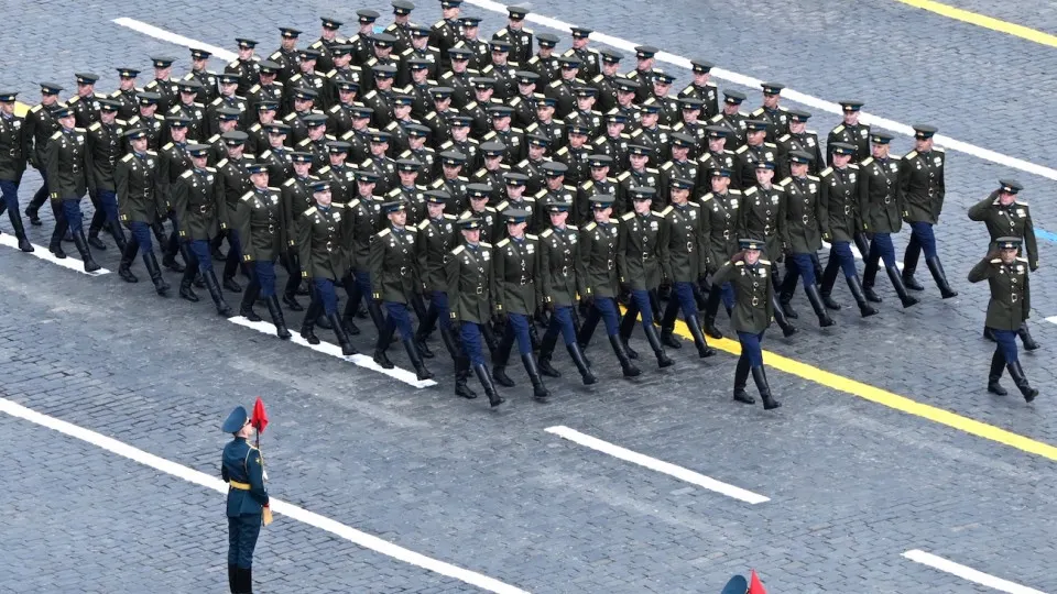 По данным источников, в этом году торжественная церемония 9 мая в Москве может пройти без военной техники, с заметно меньшим количеством гостей и укороченной программой.