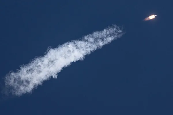 Вечером 30 апреля с площадки Байконур состоялся первый пуск одноразовой двухступенчатой ракеты‑носителя «Союз‑5». По данным госкорпорации, ступени отработали штатно, макет выведён на расчётную суборбитальную траекторию.