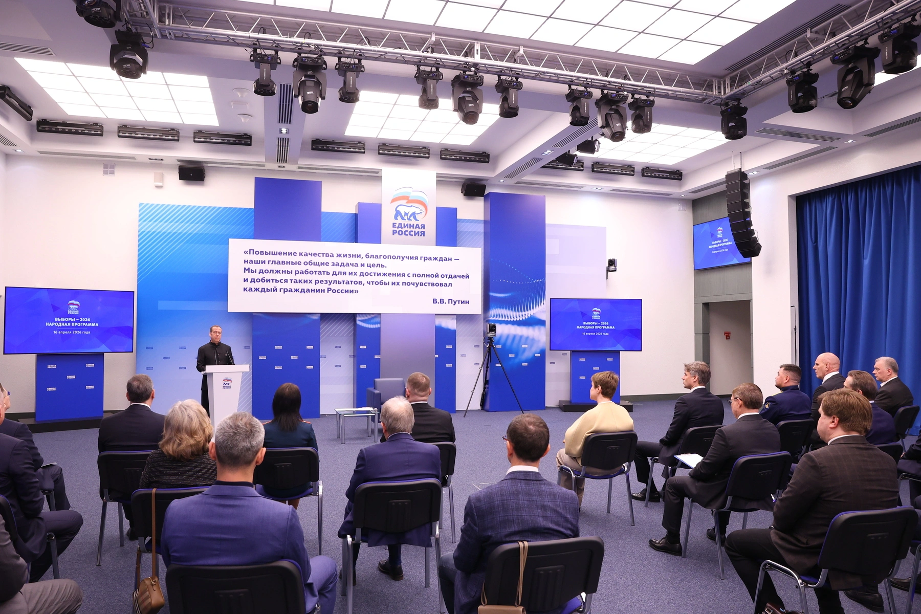 Руководство партии разослало установки на региональные недели: отвечать на вопросы о блокировках «очень осторожно», не оправдывать ограничения ссылками на безопасность или мошенников. Одновременно дали методички и KPI; единой формулировки по теме пока нет.