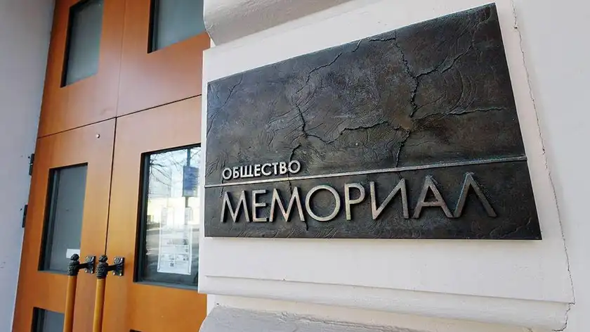 Сопредседатель Центра защиты прав человека «Мемориал» Олег Орлов сообщил о планах по восстановлению организации после возвращения в Россию. Более половины архива оцифровано, хотя он не исключает дальнейшего давления и ужесточения квалификаций.