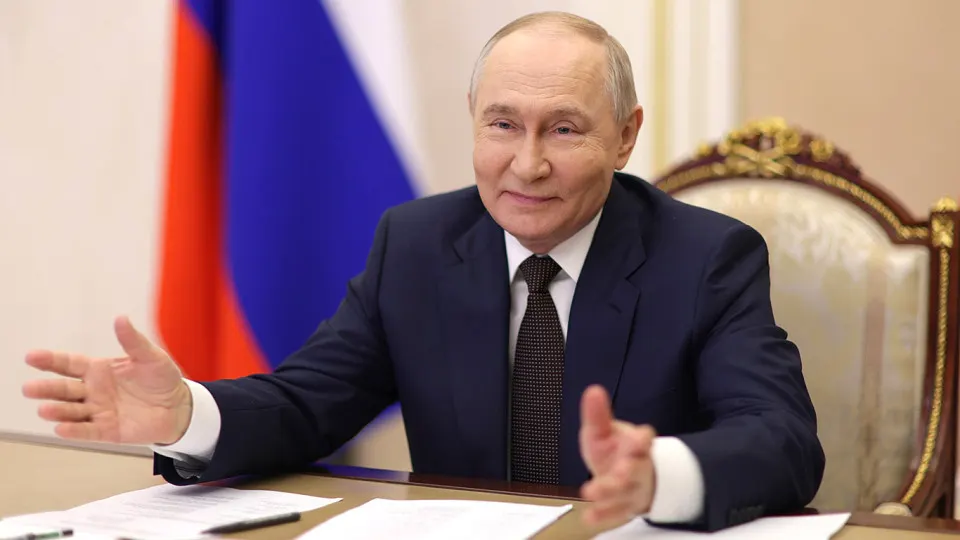Вашингтон направил приглашение Владимиру Путину на декабрьский саммит G20 в Майами, однако в Москве заявляют, что решение об уровне участия России ещё не принято. На фоне ордера МУС и сокращения публичных поездок президент продолжает сохранять осторожность в зарубежных визитах.