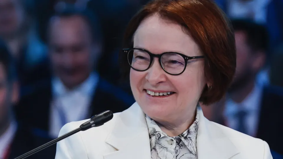 Глава Центробанка заявила, что после закрытия западных рынков капитала отечественные компании в основном опираются на внутренние накопления граждан; это усугубляется высокой инфляцией и ростом ставок.