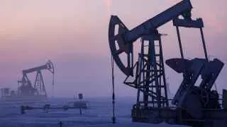 Из‑за ударов беспилотников по нефтяным портам и НПЗ, а также остановки прокачки по «Дружбе» нефтедобыча в России в апреле может упасть на 300–400 тыс. баррелей в сутки — максимальный разовый спад со времён пандемийного кризиса.