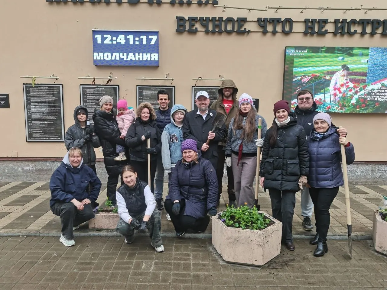 Во всех районах Петербурга прошёл масштабный общегородской субботник: горожане, в том числе школьники, пенсионеры и семьи с детьми, убирали дворы и скверы, высаживали деревья и кустарники и благоустраивали мемориалы.